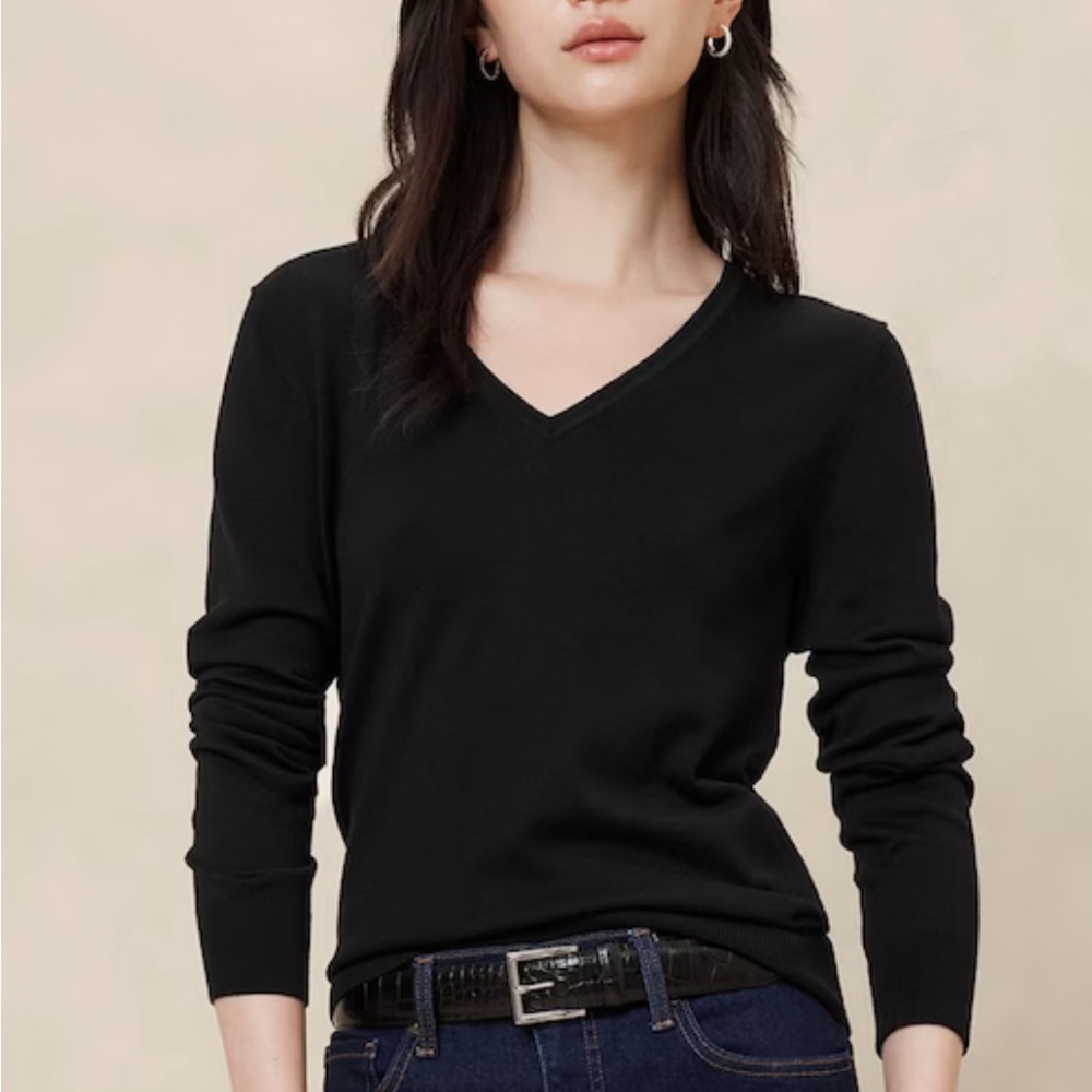 EUC Banana Republic Factory Forever Black V-Neck Sweater Size S